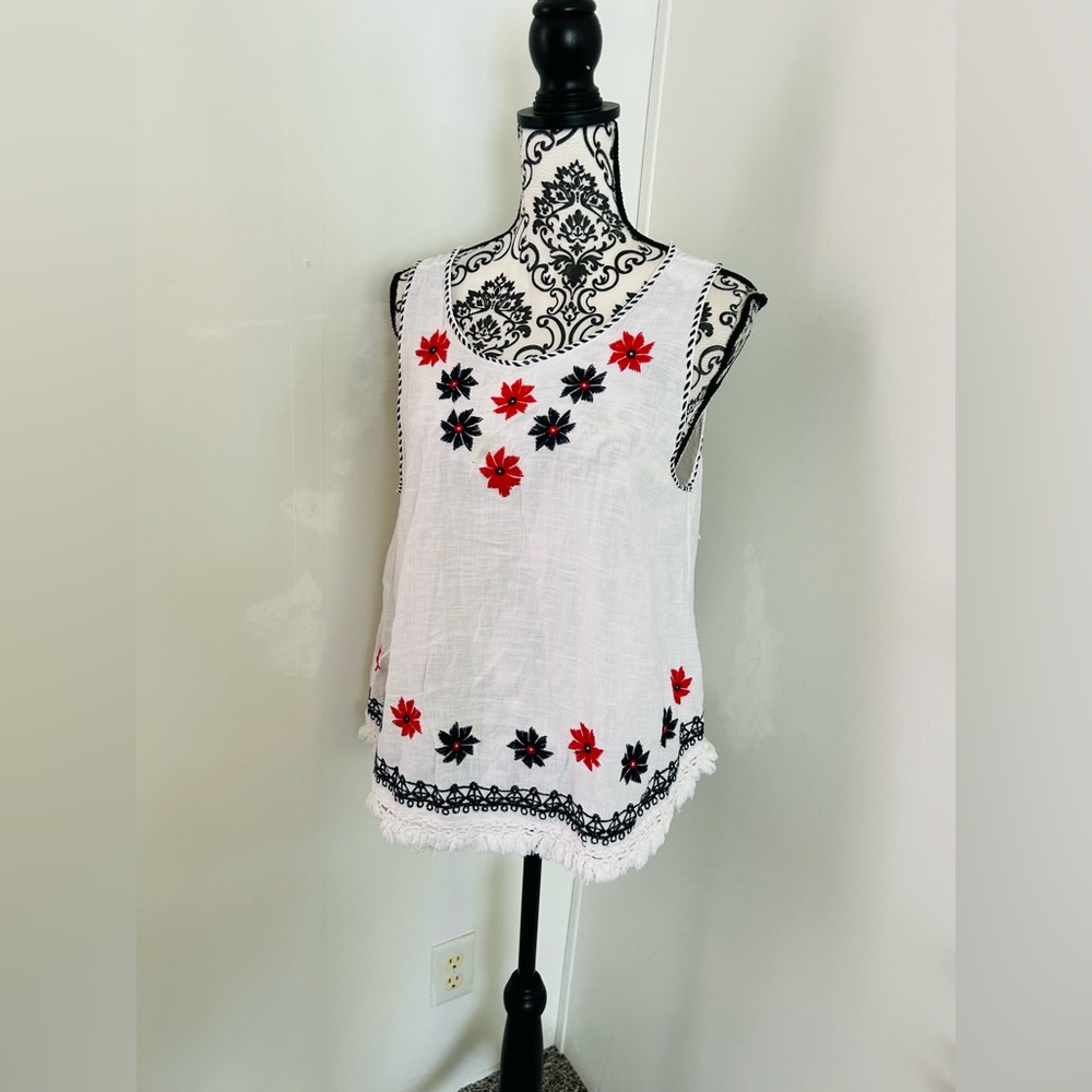 Max Studio White Sleeveless Embroidered Floral Tank
